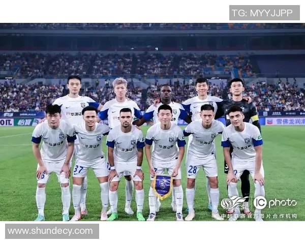 足球巨星同框合影展现荣耀时刻与友谊的珍贵瞬间 足球巨星同框合影展现荣耀时刻与友谊的珍贵瞬间