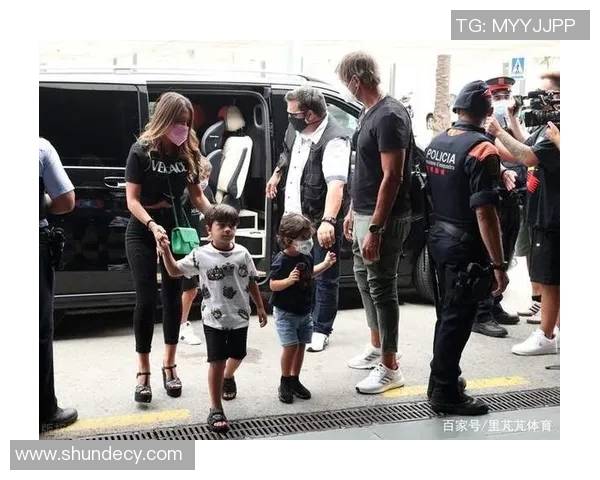 足球明星与好莱坞影帝的跨界合作引发全球热议与关注 足球明星与好莱坞影帝的跨界合作引发全球热议与关注