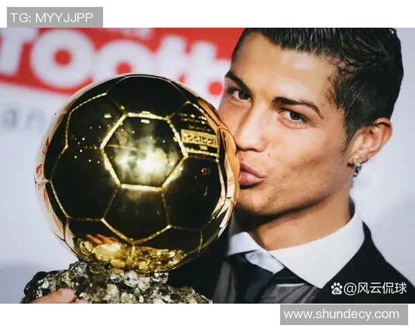 足球明星抱球瞬间定格激情与梦想的完美结合 足球明星抱球瞬间定格激情与梦想的完美结合