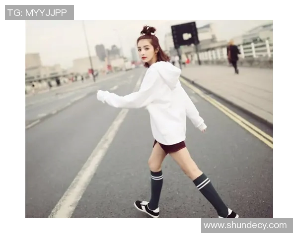 街头时尚与运动精神的完美结合足球明星的街拍风格解析