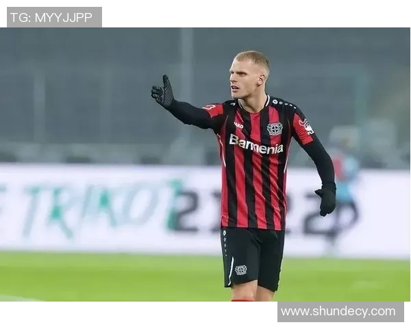 金发长发足球明星的魅力瞬间展现与风采回顾